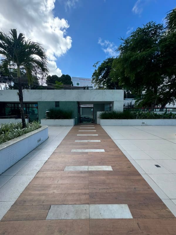 Building entrance walkway