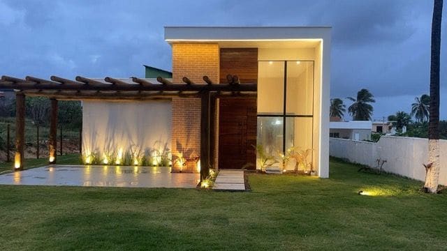 A casa ao entardecer com o pergolado iluminado