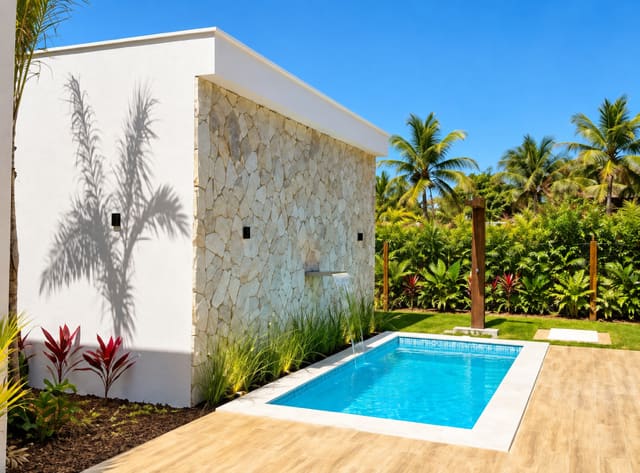 Piscina privativa e deck ao lado da parede de pedra