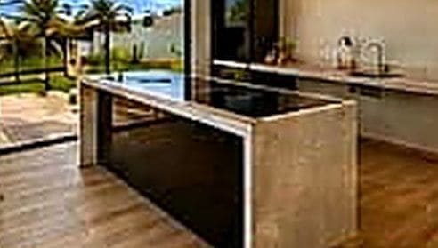 Cozinha com área gourmet e bancada integrada