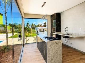 Bancada da cozinha com vista para o jardim e a piscina