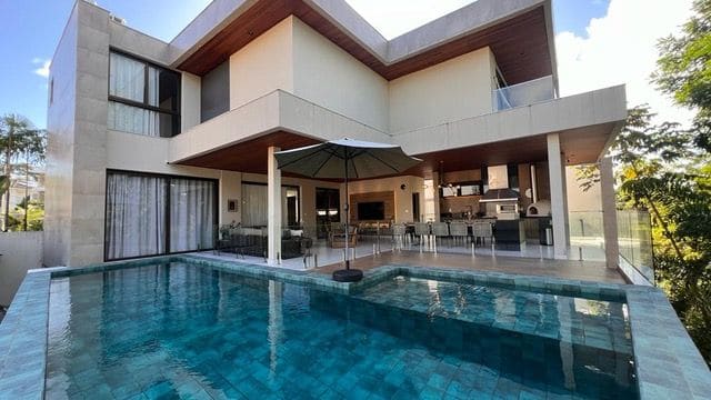 Mansion and pool in Alphaville I, Salvador
