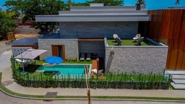 Front of the house with pool and rooftop terrace