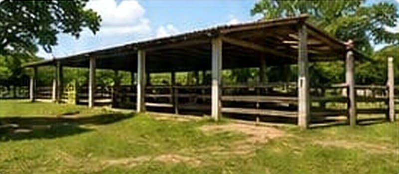 Covered stable building and corral