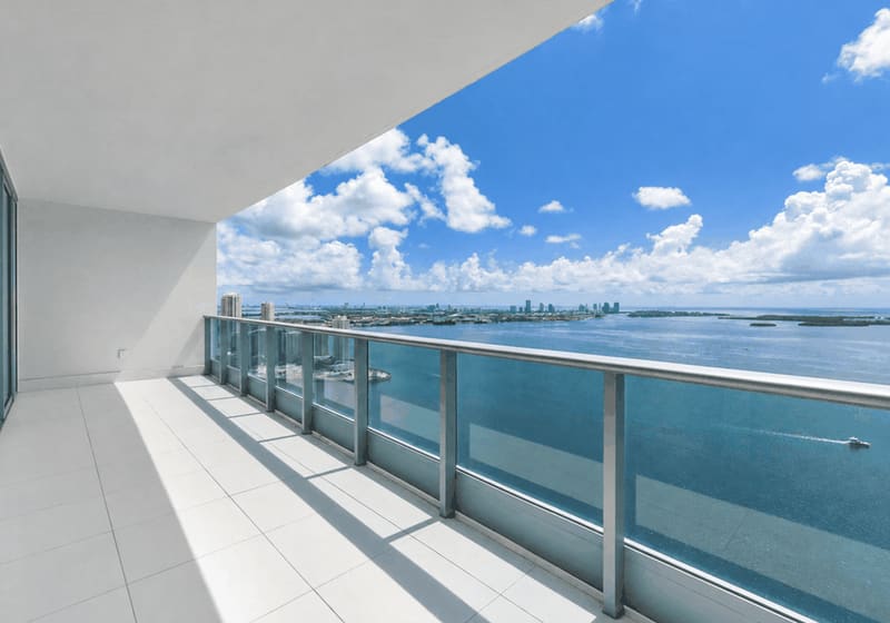 Varanda sobre a Baía de Biscayne no 41º andar