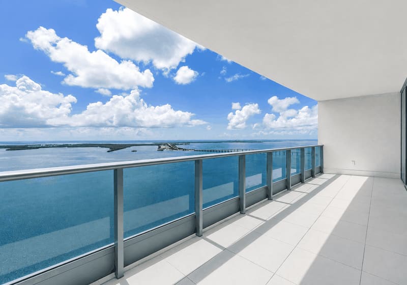 Varanda aberta com vista para a baía e o skyline