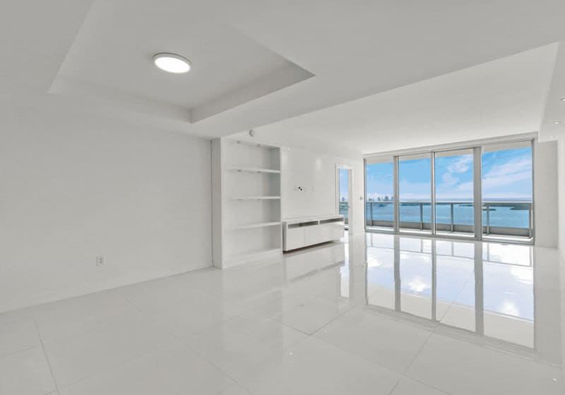 Sala de estar com vidros do piso ao teto voltados para a baía