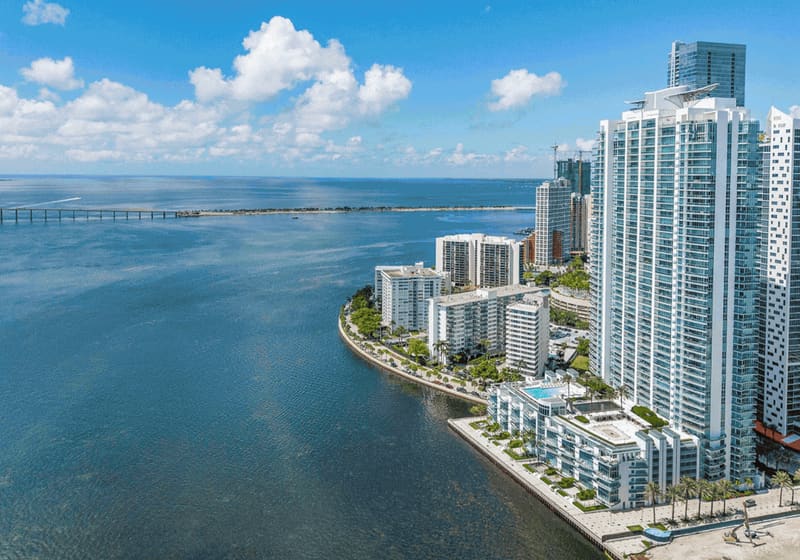 Vista aérea de Brickell ao longo da Baía de Biscayne