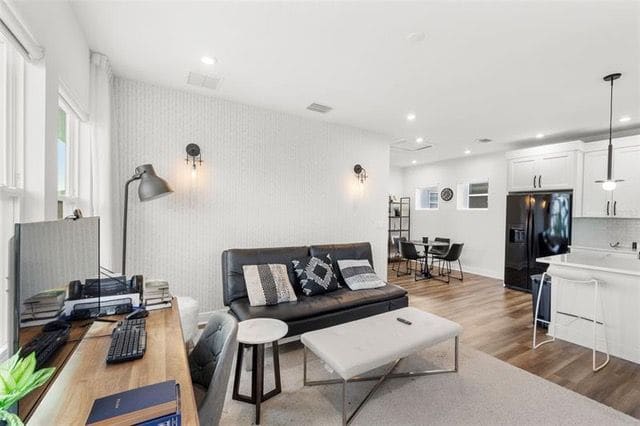 Apartamento mobiliado de um quarto sobre a garagem