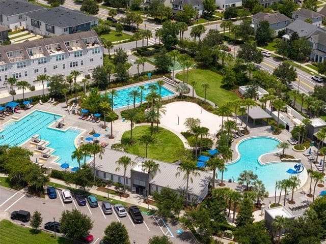 Piscinas da comunidade em estilo resort em Laureate Park