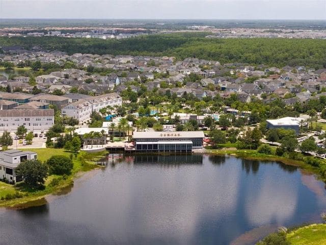 Lago e o centro de Lake Nona além da comunidade
