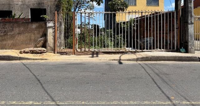 Frente do terreno na Avenida Cardeal da Silva