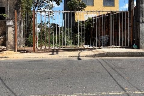 Portão do terreno visto da rua