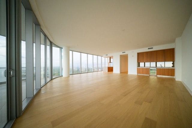 Great room with wraparound glass