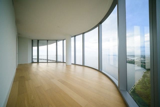 Curved room following the facade