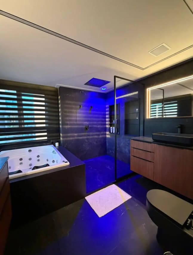Master en-suite bathroom with a whirlpool tub
